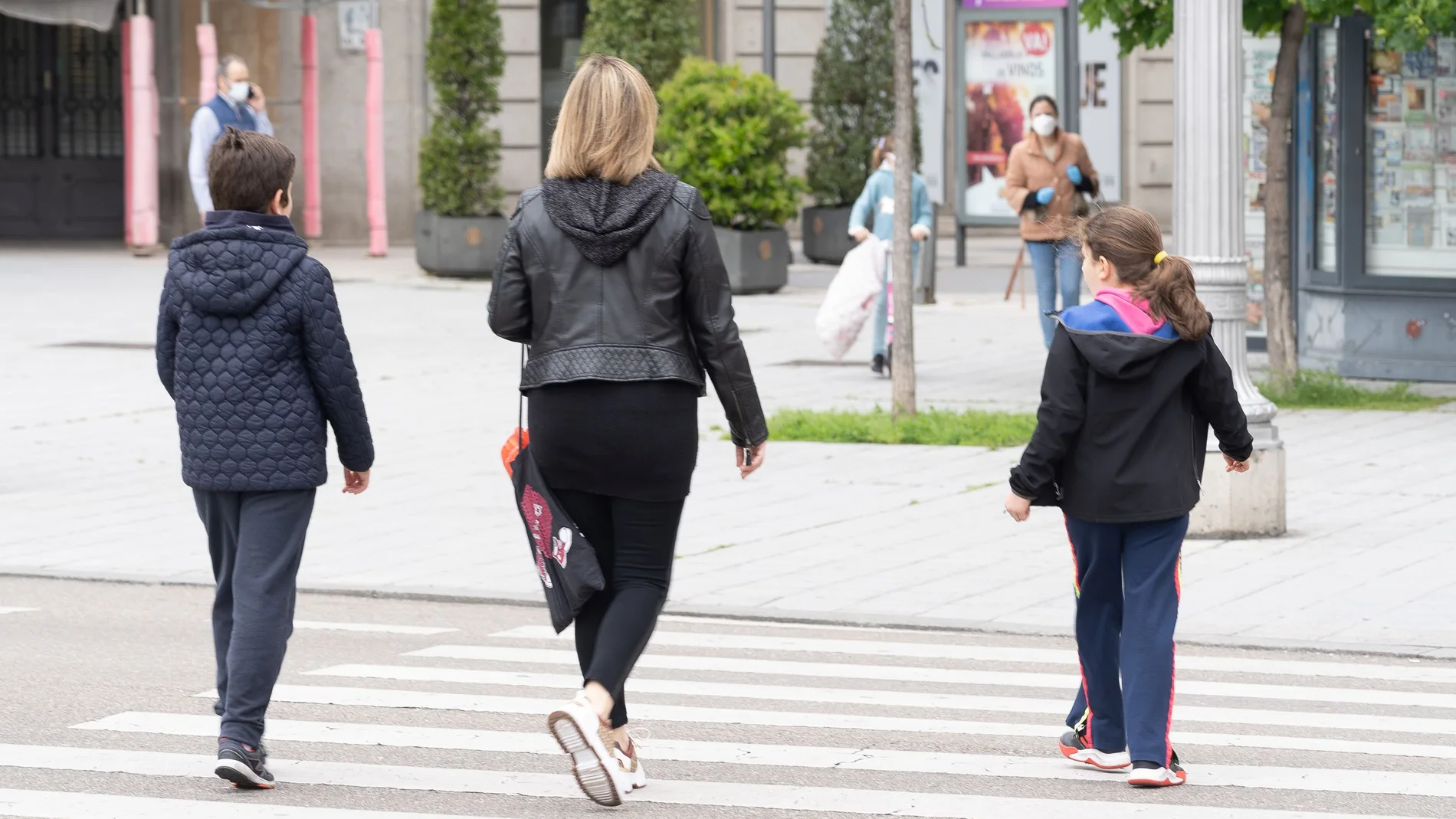 Una madre con sus hijos pasea por las calles de Valladolid