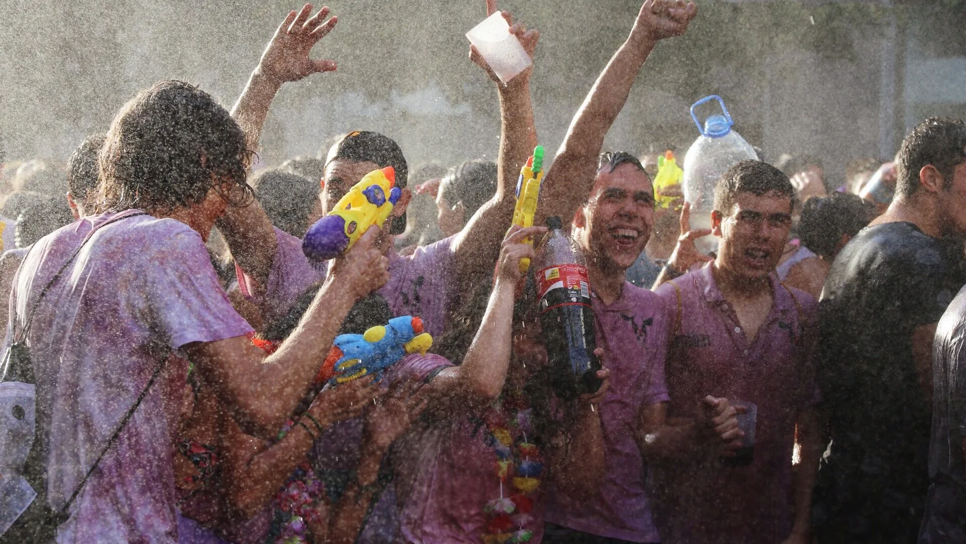 Desfile de peñas en las Fiestas de la Virgen de San Lorenzo en Valladolid antes de la pandemia.