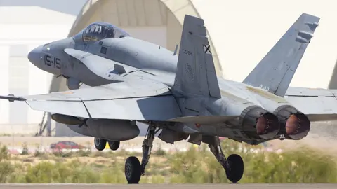 Uno de los F-18 del Ala 15 que participará en la misión de la OTAN