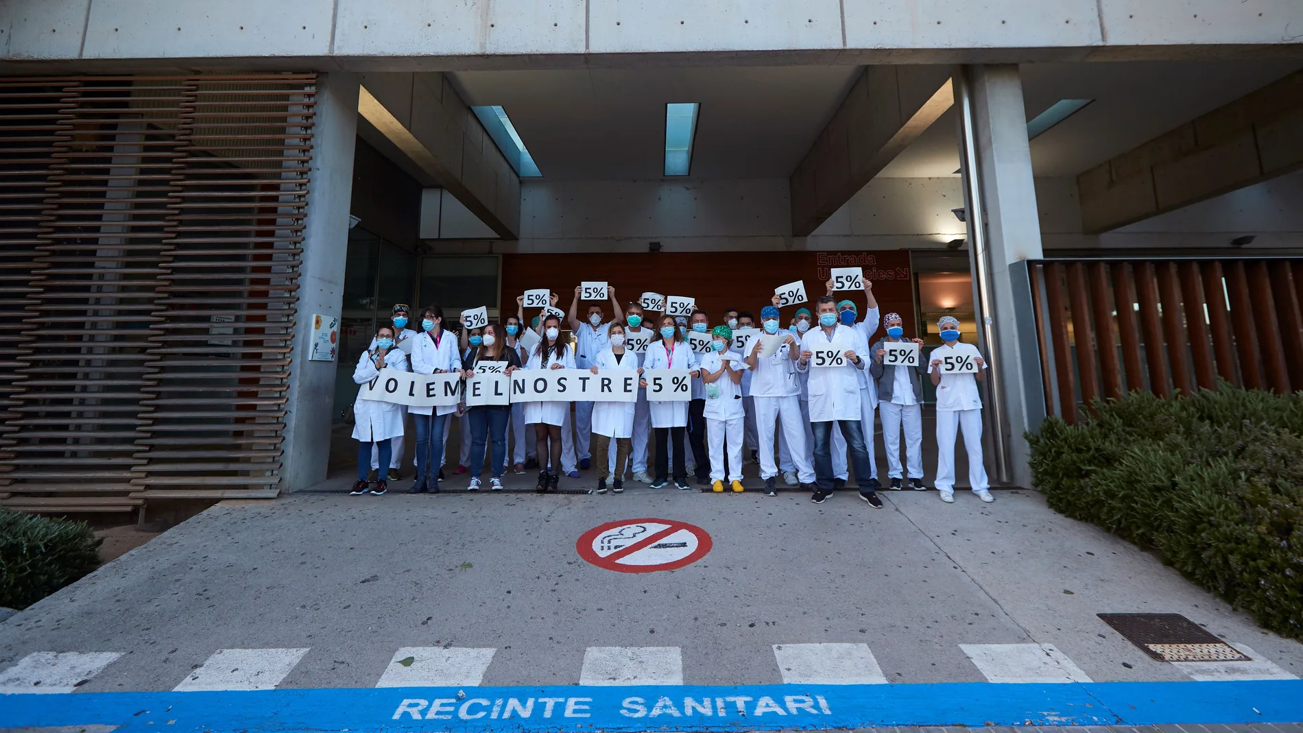 El personal sanitario del Hospital de Sant Joan Despí Moisès Broggi participa en una concentración para reclamar el retorno del 5% en sus sueldos