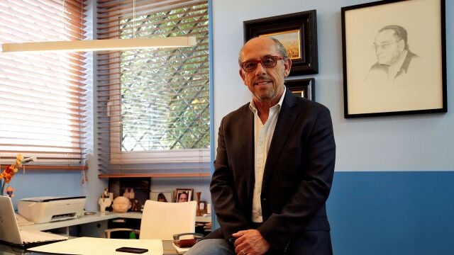El presidente de la Sociedad Española de Pediatría Extrahospitalaria y Atención Primaria, Fernando García-Sala, durante la entrevista con EFE en la que advierte que los menores no deberían volver al colegio hasta que no se consiga una "inmunidad de grupo", con más del 60 por ciento de la población inmune a la Covid-19.