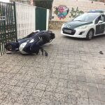 La motocicleta accidentada junto al apeadero del Tram de Salesianos