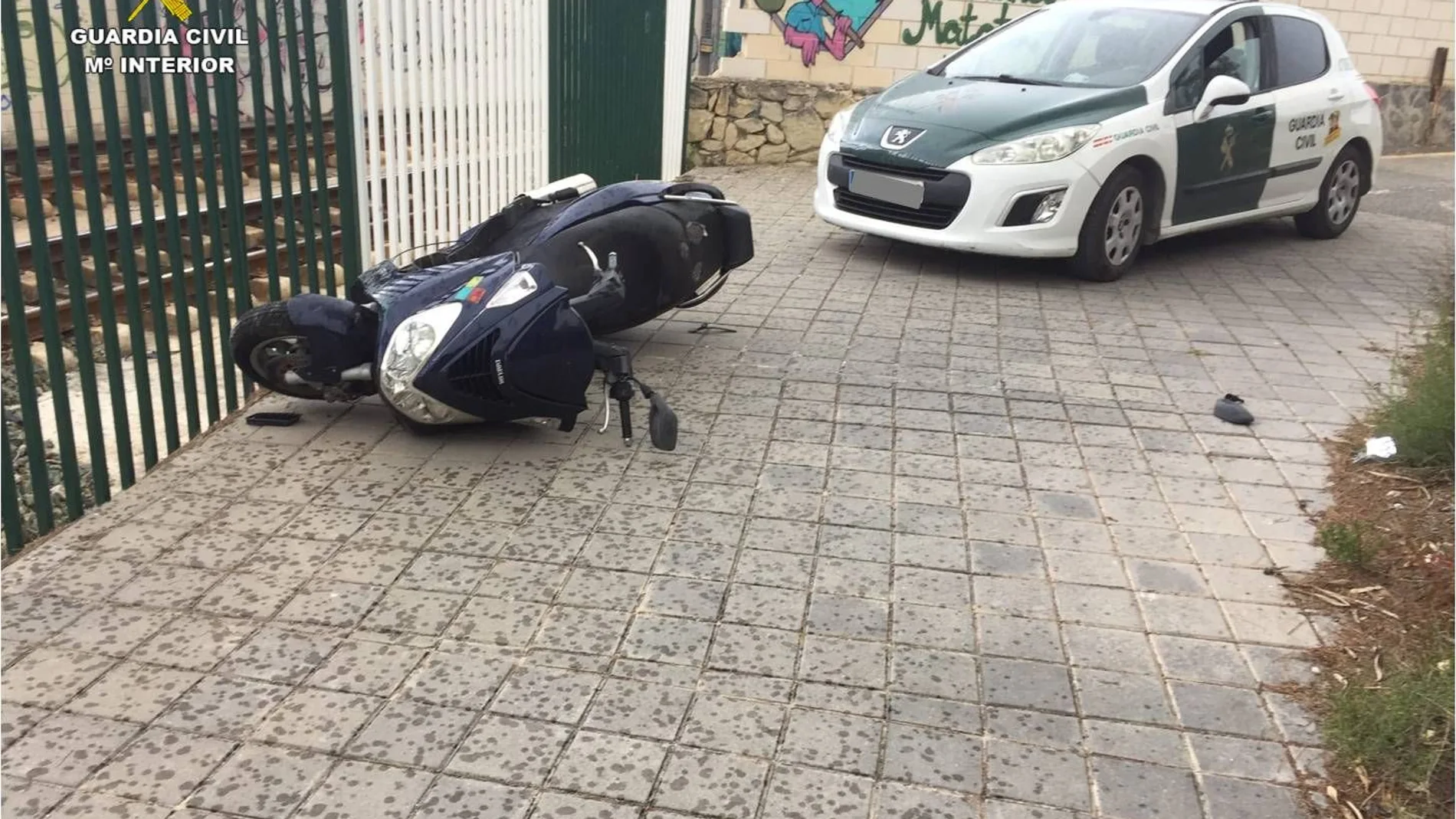La motocicleta accidentada junto al apeadero del Tram de Salesianos