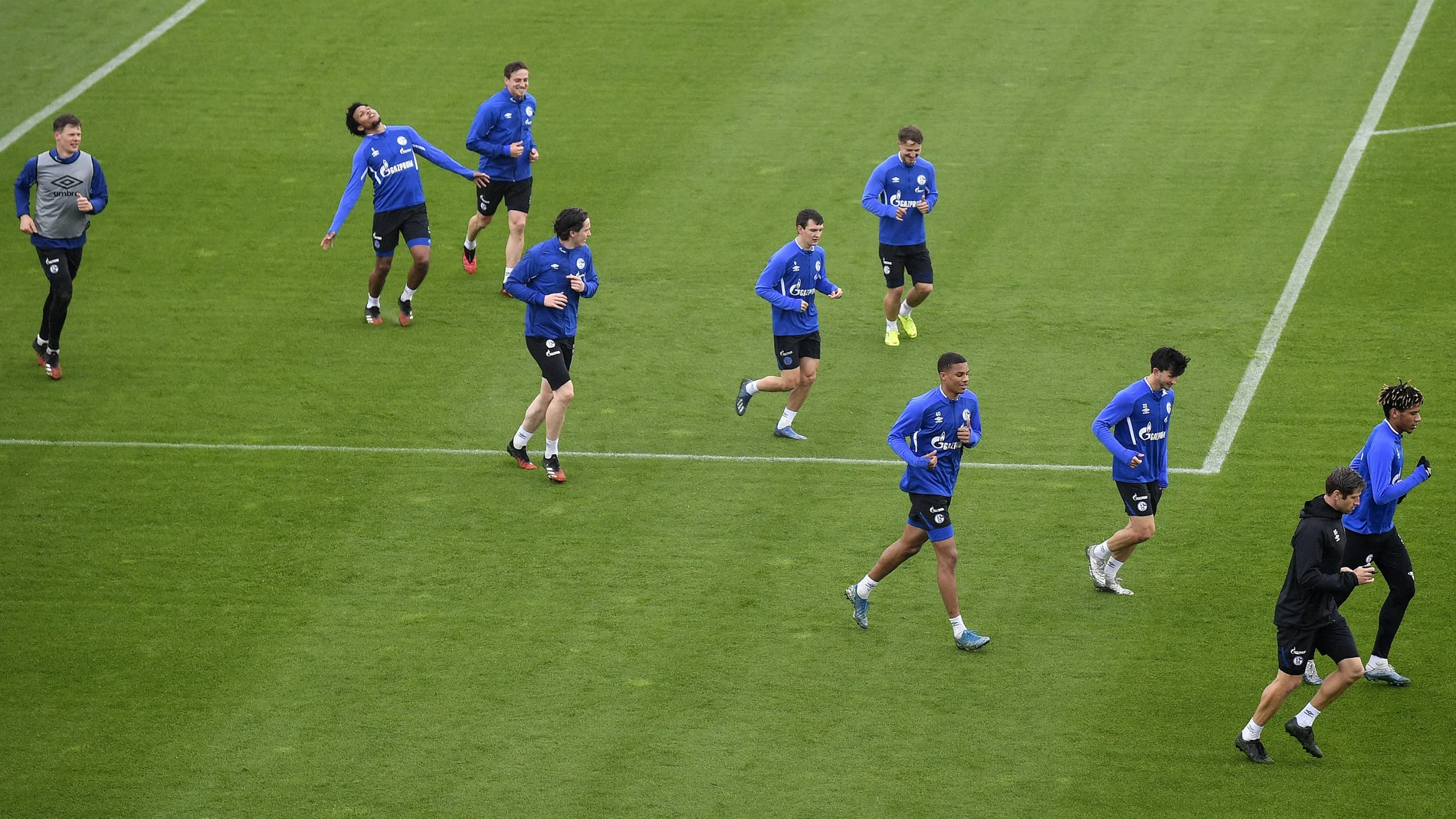 Varios jugadores del Schalke 04, durante un entrenamiento estos días