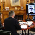 Don Felipe y Doña Letizia durante su encuentro telemático con los Embajadores Honorarios de la Marca España