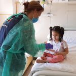 Una de las niñas beneficiadas por esta iniciativa solidaria