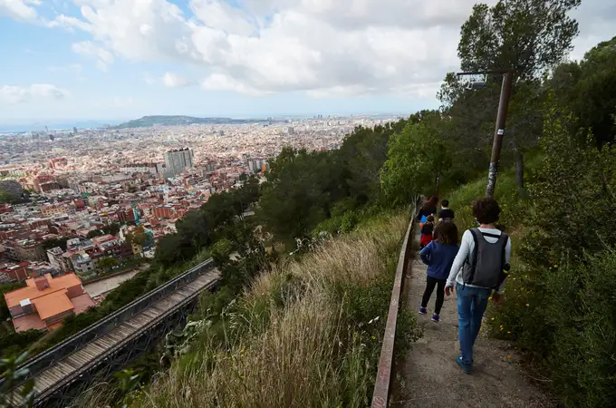 Una de cada cuatro escuelas de Barcelona hará el recreo y clases en parques y calles