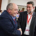 Francisco Fernández saluda a Manuel Pastrana, quien quedó exonerado del caso por su estado de salud