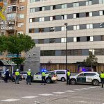 Agentes de tráfico frente al hotel en el que se recupera su compañero en aislamiento