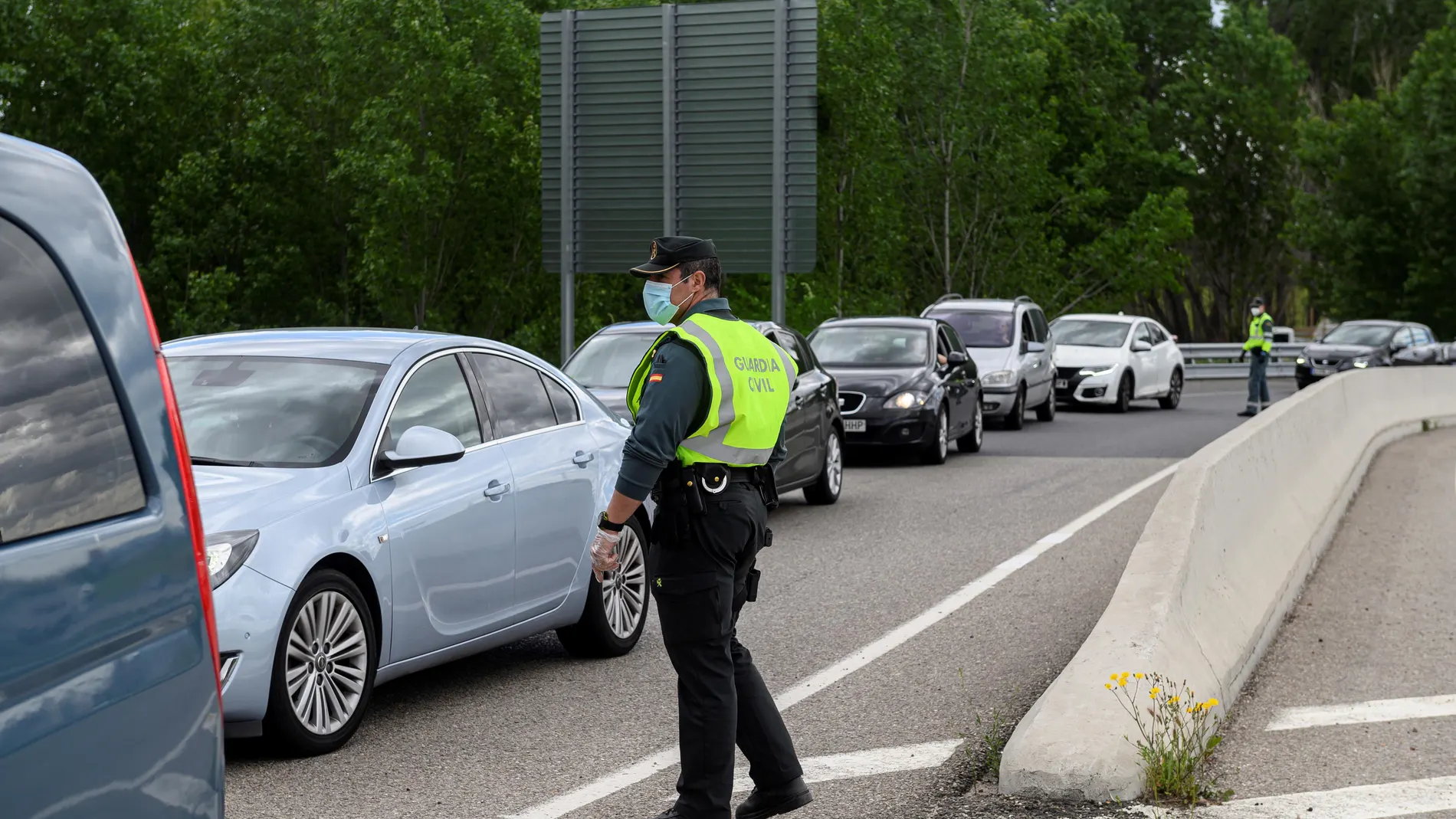 Miembros de la Guardia Civil realizan un control de tráfico en la A2 a la salida de Madrid, cerca de Azuqueca de Henares, para evitar desplazamientos innecesarios con motivo del puente de mayo. EFE/Fernando Villar