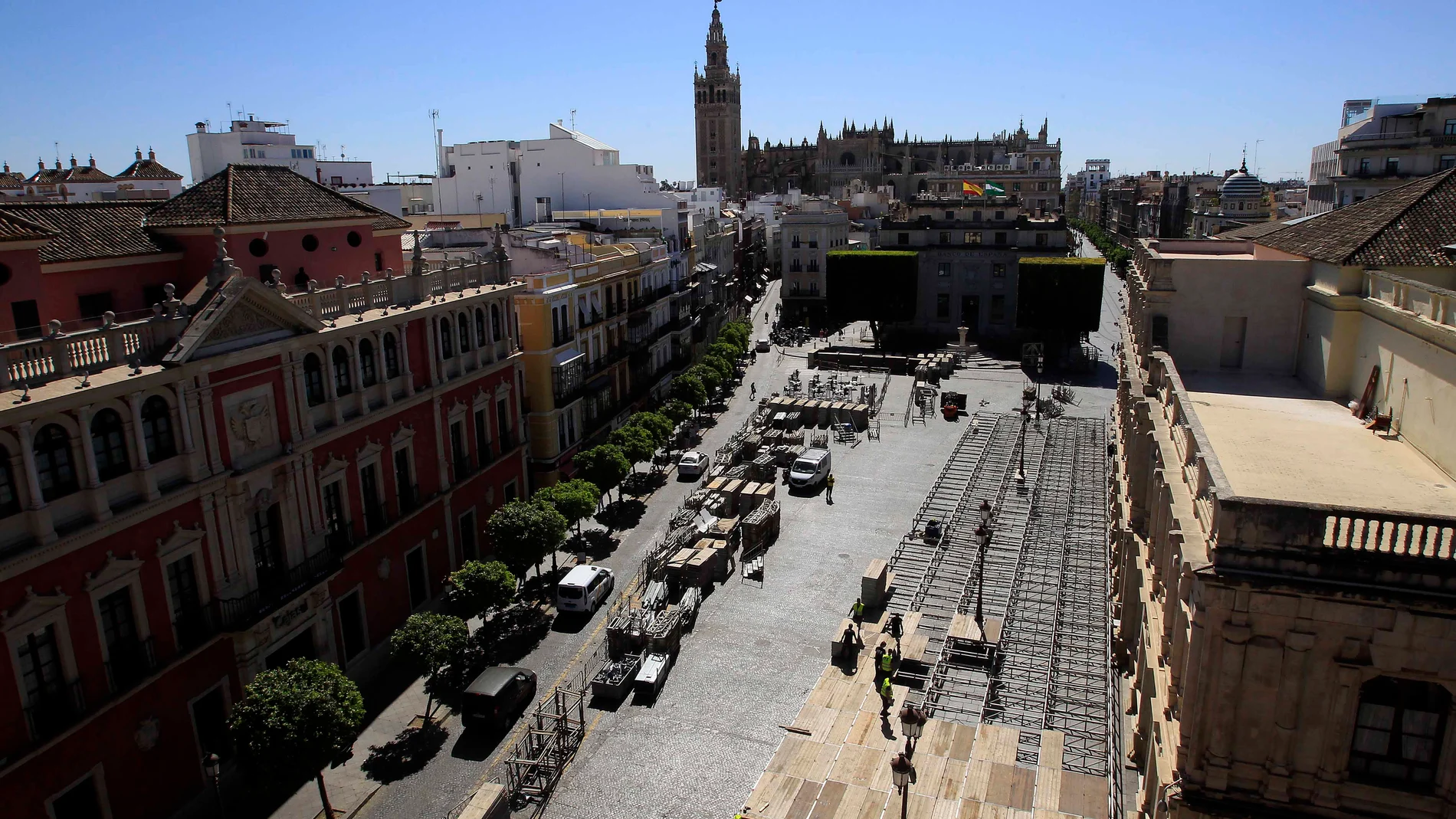 Montaje de los palcos en la plaza de San Francisco de Sevilla