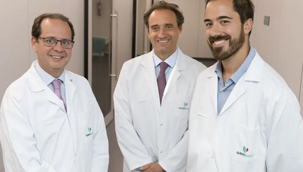 De izq. a dcha., los doctores Jaime Masjuan, Rafael Arroyo y  Jaime González-Valcárcel,  de Quirónsalud Madrid