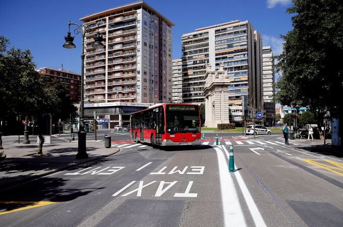Un autobús de la EMT accede a la calle Colón de Valencia con su nueva configuración de doble carril segregado, de uso exclusivo para el transporte público, EMT y taxis.