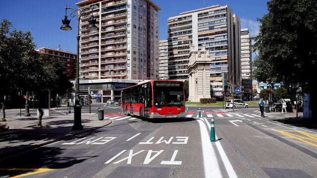 Un autobús de la EMT accede a la calle Colón de Valencia con su nueva configuración de doble carril segregado, de uso exclusivo para el transporte público, EMT y taxis.