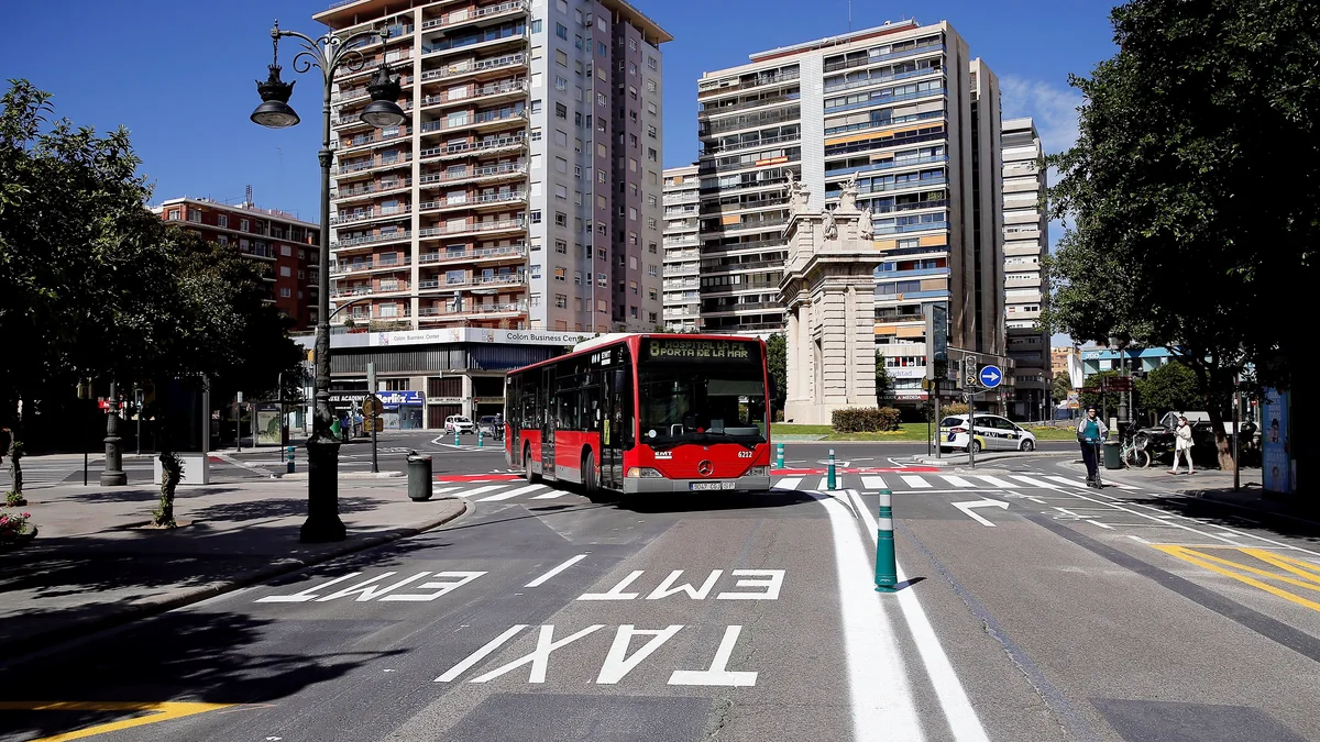 Nuevas multas en Valencia por circular o aparcar en el carril bus