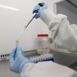 Científicos británicos en busca de la vacuna para el Covid-19 en Keele, Reino Unido