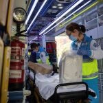Miembros del equipo sanitarios del SUMA revisan, limpian y preparan la uvi móvil al inicio de su guardia de 24 horas este jueves en el Centro de Salud Las Aguilas en Madrid. EFE/Rodrigo Jiménez.