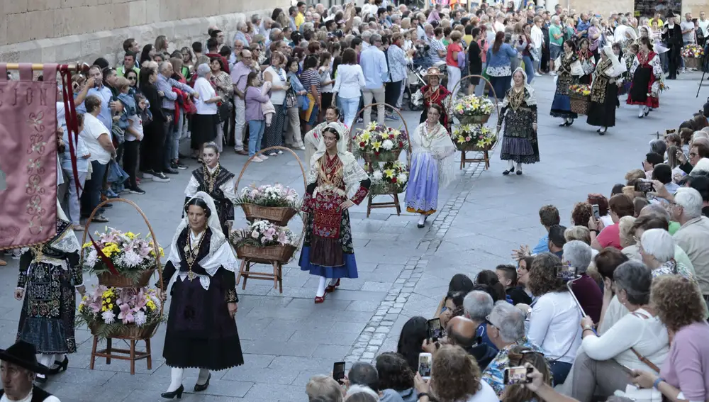 Ofrenda floral a la virgen de la Vega en Salamanca