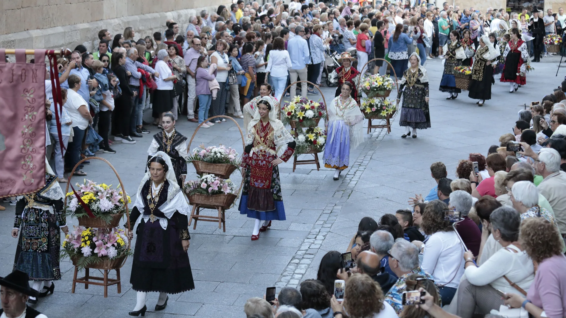 Ofrenda floral a la virgen de la Vega en Salamanca