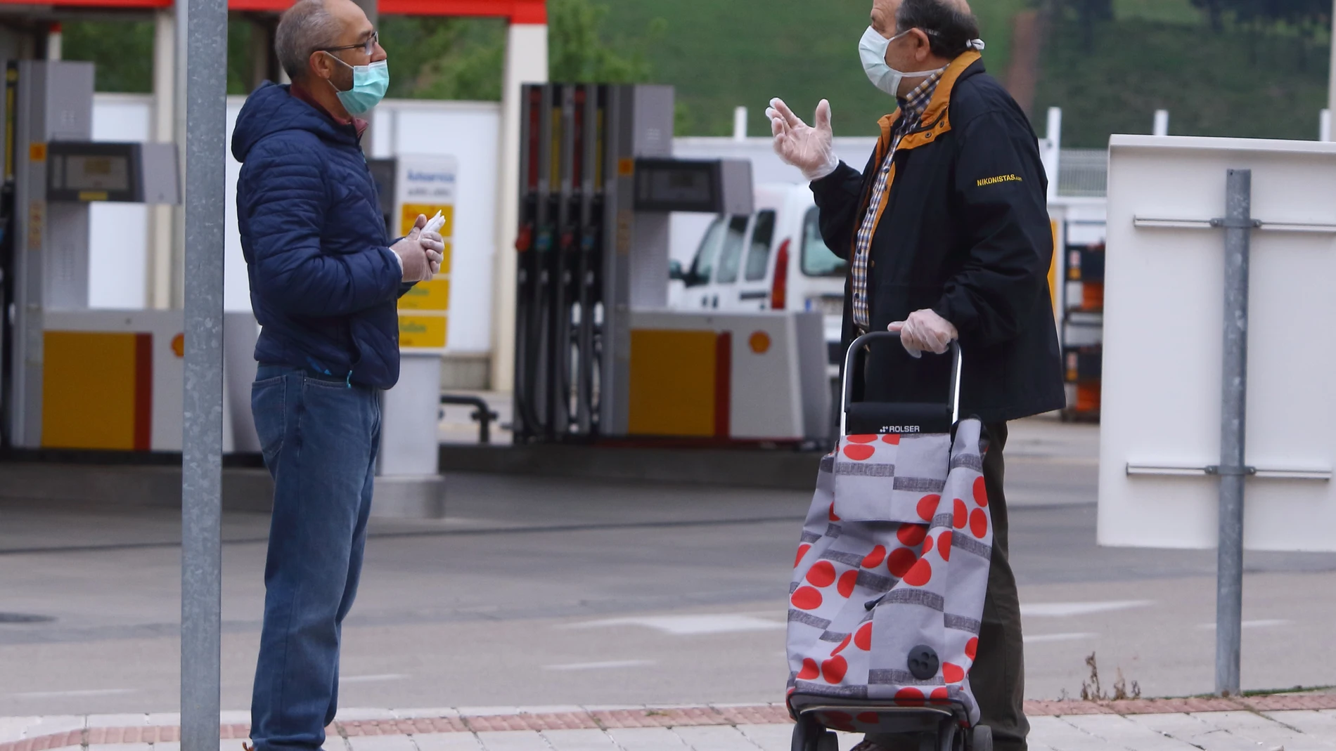Dos personas dialogan en las calles de Ponferrada