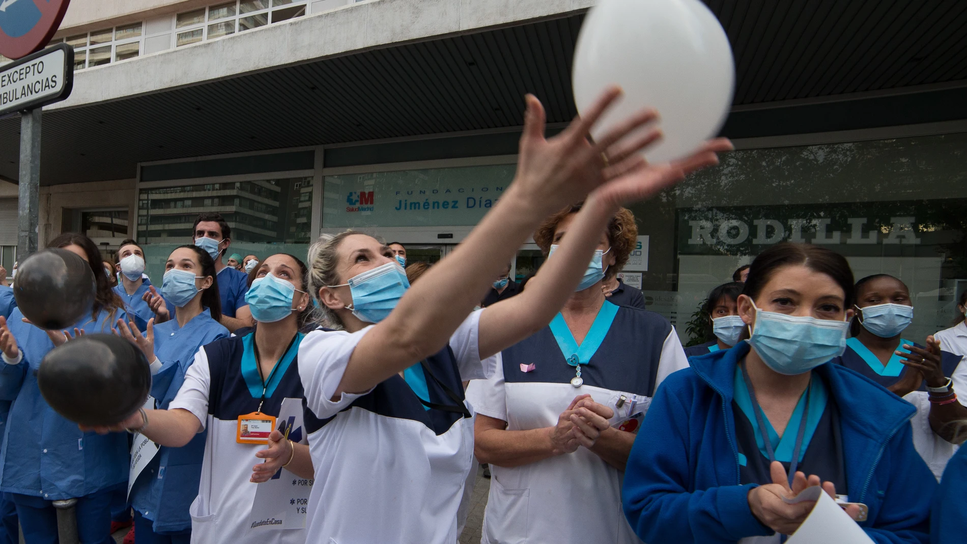 Varios sanitarios del Hospital Fundación Jiménez Díaz alzan unos globos blancos y negros en apoyo a los profesionales fallecidos por coronavirus y sus familias durante a Pandemia Covid-19