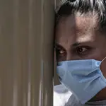 Una mujer con mascarilla junto al Hospital General de México29/04/2020 ONLY FOR USE IN SPAIN