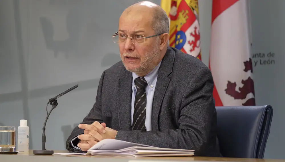 GRAF8369. VALLADOLID, 30/04/2020.-El vicepresidente y portavoz de la Junta de Castilla y León, Francisco Igea, durante la rueda de prensa en la que ha informado de las medidas aprobadas en la reunión del consejo de gobierno. EFE/JCYL SOLO USO EDITORIAL/NO ARCHIVO/NO VENTAS