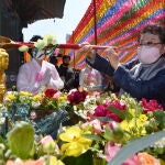 Busdistas con máscaras en un templo en Corea del Sur