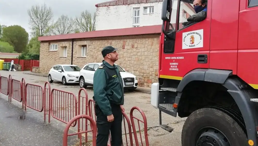 David Sierra Linares, sargento de la Guardia Civil en la localidad burgalesa de Salas de los Infantes, durante una jornada de trabajo en estos días de pandemia