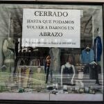 20200403 - VALLADOLID: Cartel en el escaparate de una tienda a la calle Duque de la Victoria en Valladolid durante el estado de alarma por el coronavirus.