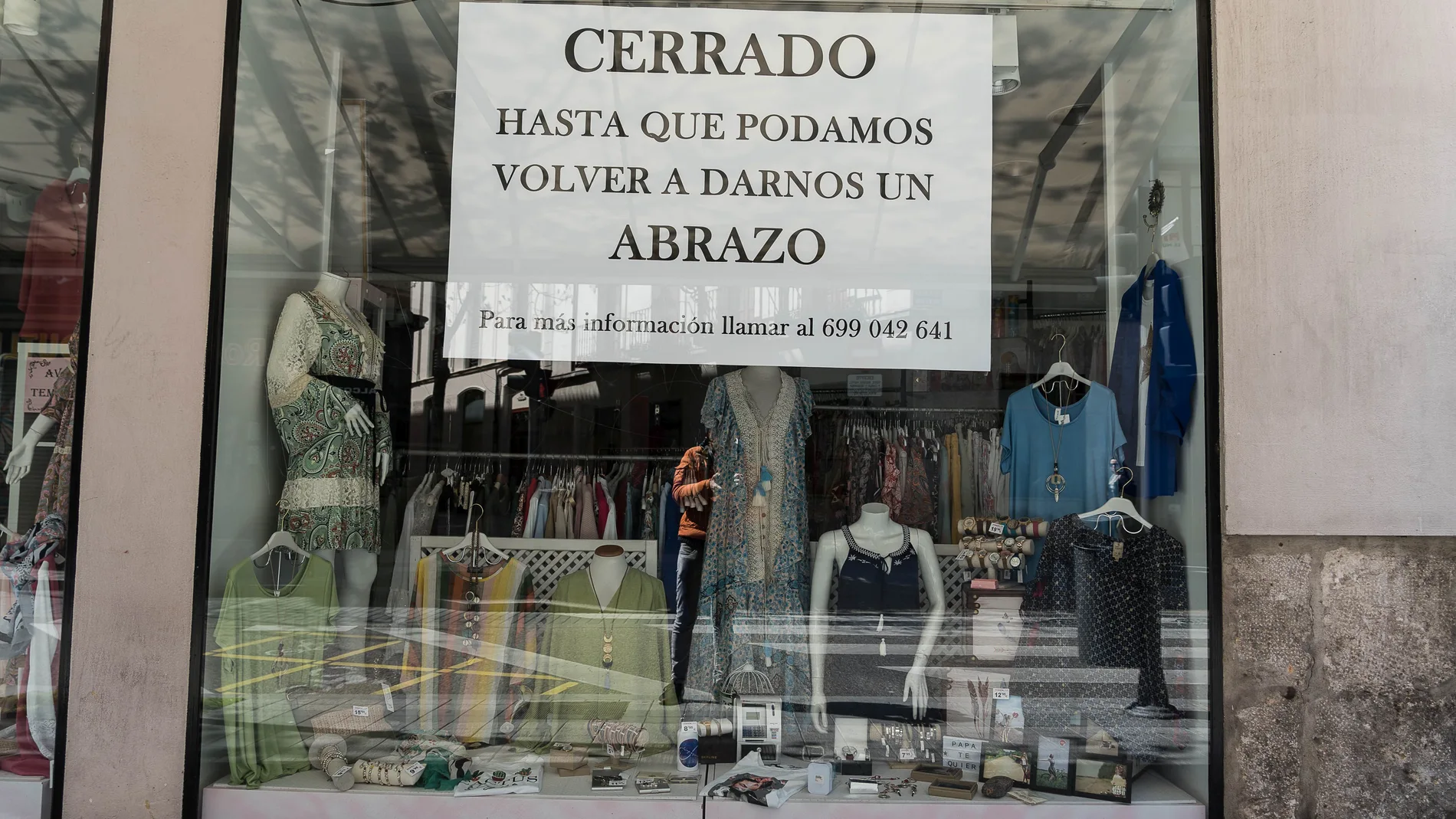 20200403 - VALLADOLID: Cartel en el escaparate de una tienda a la calle Duque de la Victoria en Valladolid durante el estado de alarma por el coronavirus.