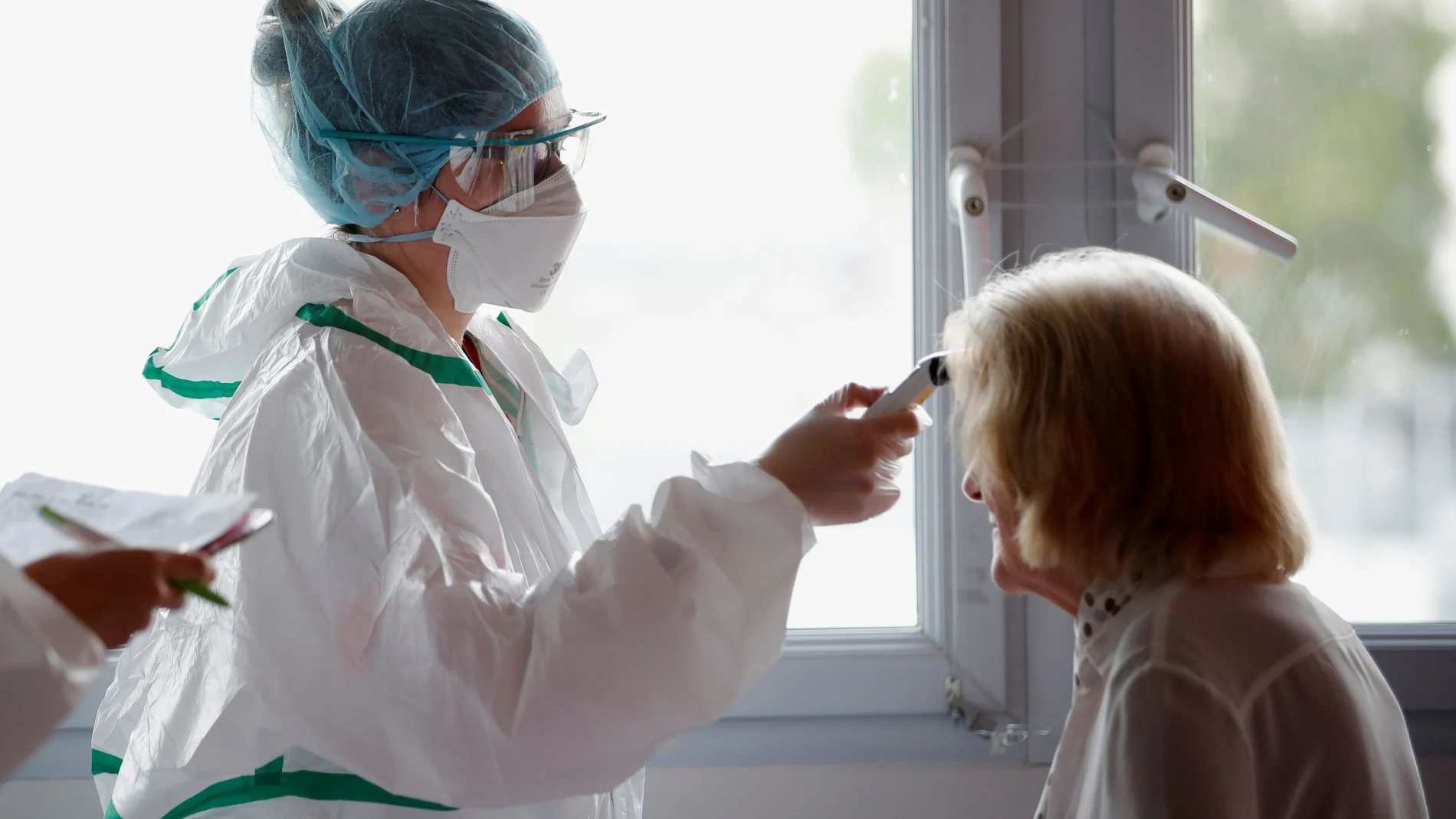 Una enfermera toma la temperatura a una paciente en Nantes