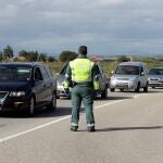 Miembros de la Guardia Civil realizan un control de tráfico