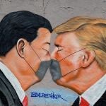 Xi Jinping y Donald Trump con mascarillas pintados en un mural