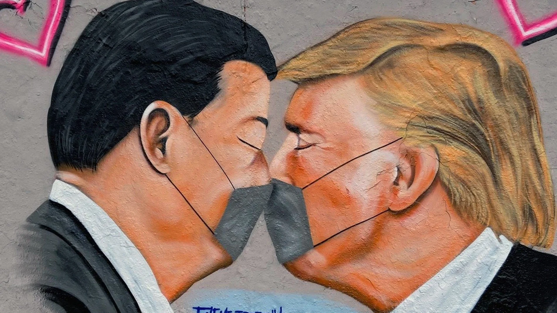 Xi Jinping y Donald Trump con mascarillas pintados en un mural