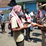 La Policía india felicita a los trabajadores el Primero de Mayo en Guwahati