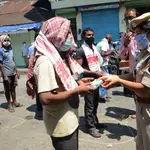 La Policía india felicita a los trabajadores el Primero de Mayo en Guwahati