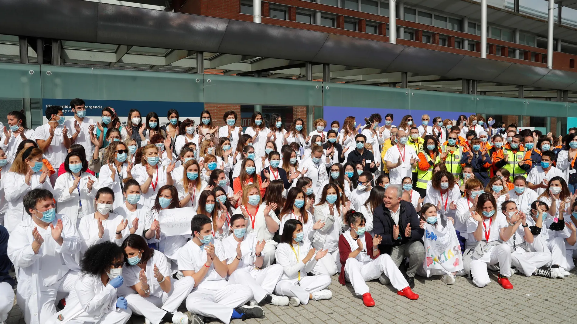 Personal sanitario durante el acto de cierre del hospital de campaña del recinto ferial de Ifema