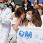 Personal sanitario durante el acto de cierre del hospital de campaña del recinto ferial de Ifema