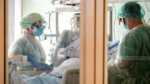 Médicos y sanitarios atienden a un paciente con Covid-19