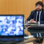 El presidente de la Comunidad, Fernando López Miras, durante un encuentro por vía telemática con los alcaldes de los 45 municipios