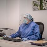 En la imagen, una enfermera del Centro de Salud Juan XXIII en el despacho donde deriva pacientes con posibles síntomas de COVID-19