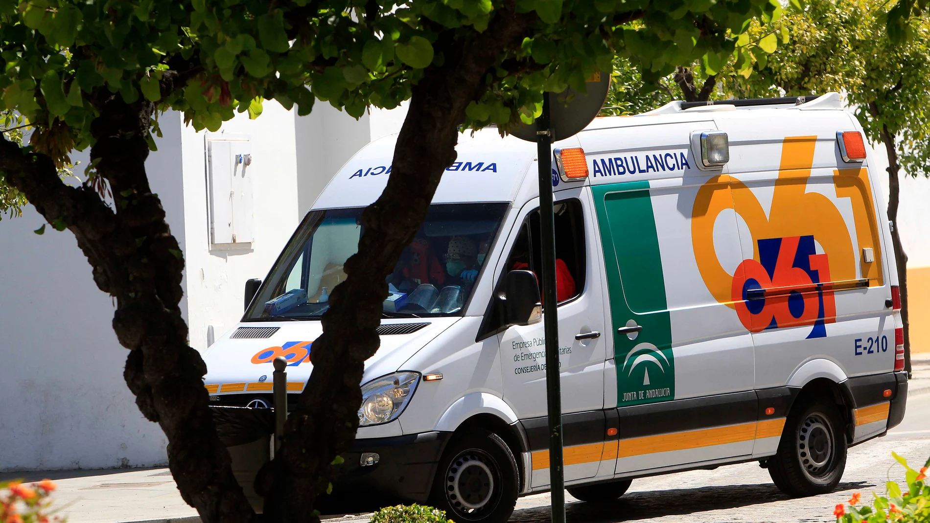 Una ambulancia del 061 en Sevilla