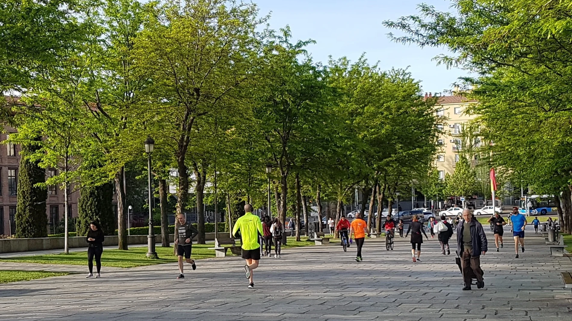 Cvirus.- Las calles de Madrid se llenan de 'runners' en las primeras horas de libertad para hacer deporte