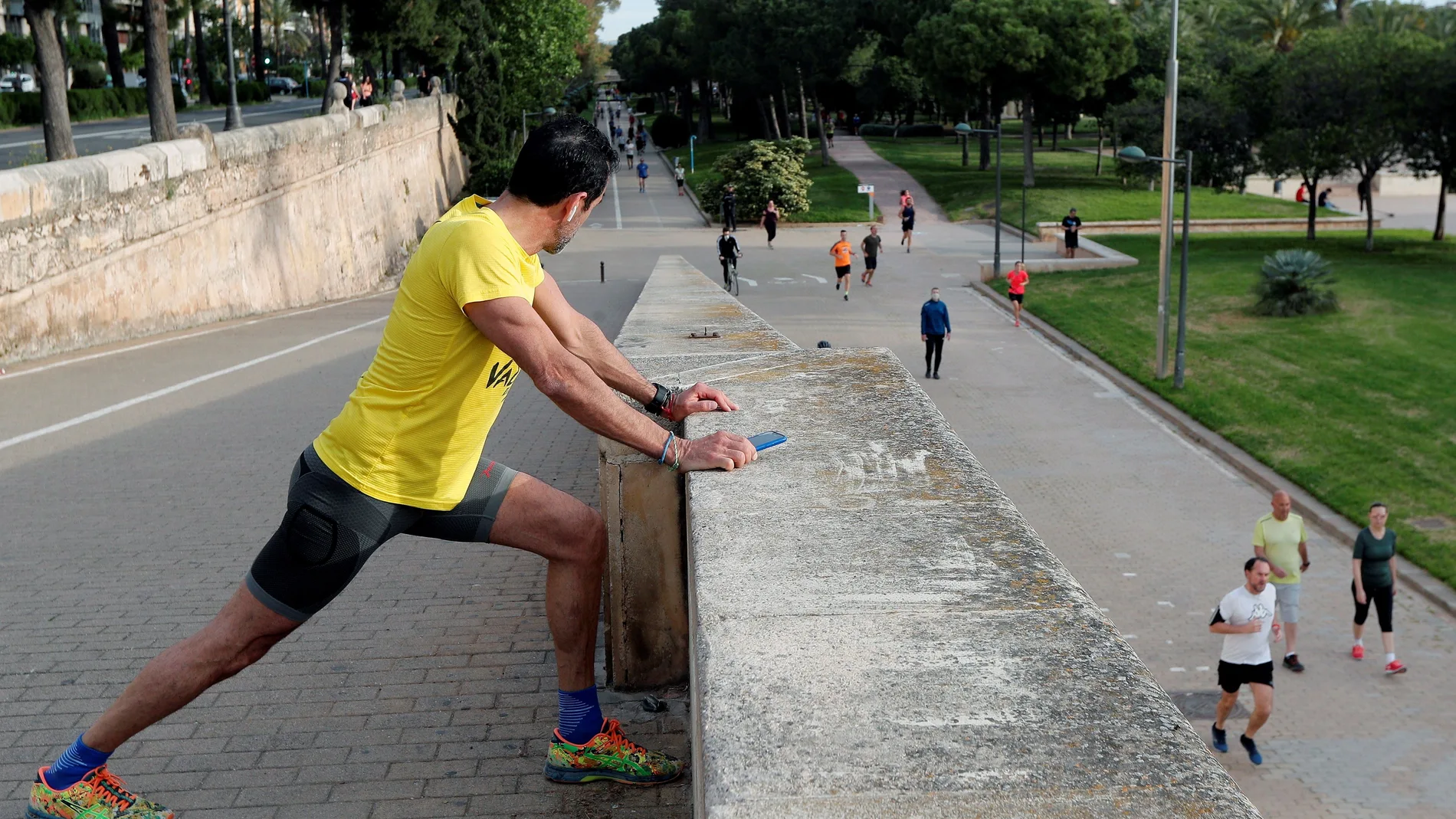 València la "ciudad del running", vuelve a la actividad física en sus calles tras mes y medio de confinamiento