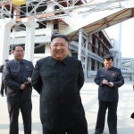 La imagen ofrecida por la propaganda norcoreana del dictador en una fábrica tras veinte días desaparecido