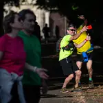 Dos corredores en Vitoria se fotografían para inmortalizar la primera salida desde que se decretó el estado de alarma el pasado 14 de marzo