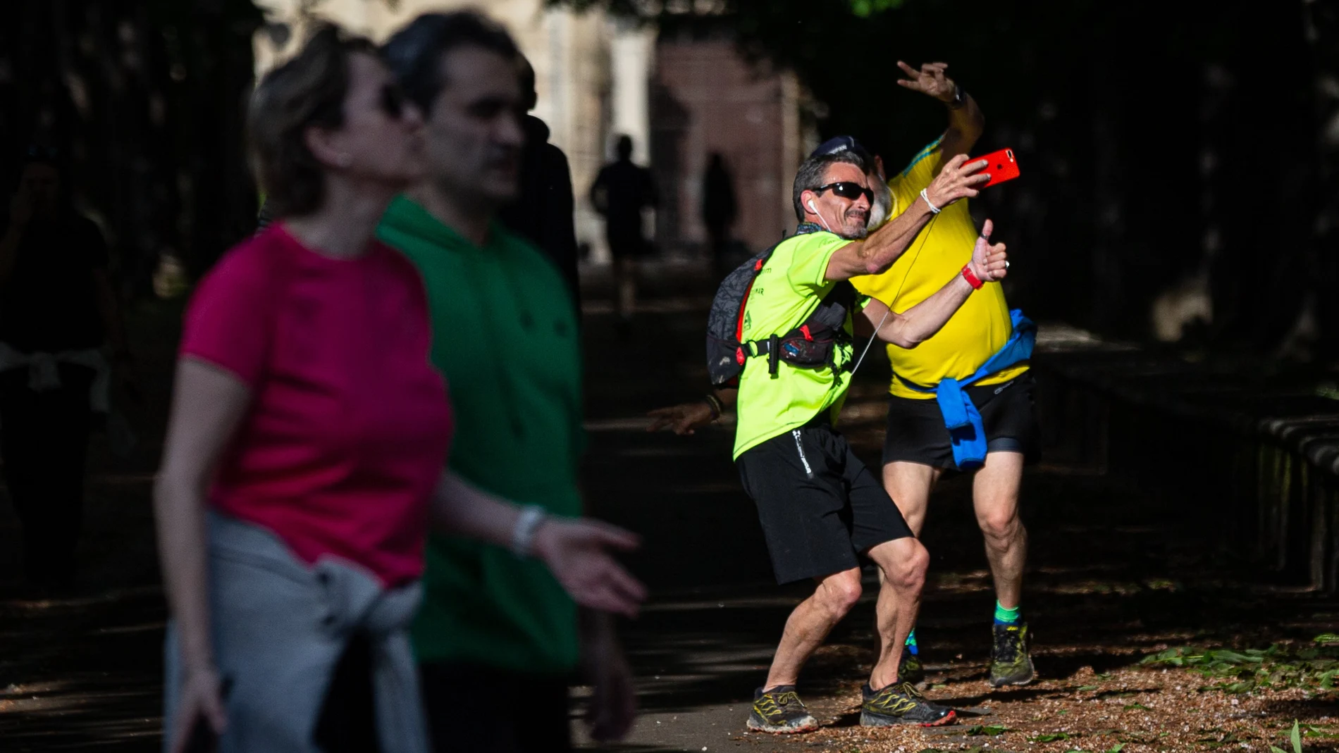 Dos corredores en Vitoria se fotografían para inmortalizar la primera salida desde que se decretó el estado de alarma el pasado 14 de marzo