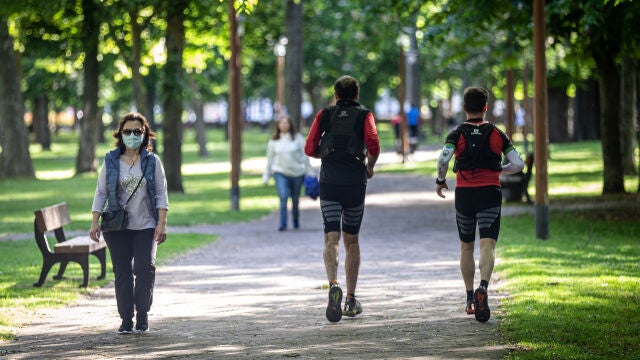 Salir a correr o a caminar con buen ritmo puede ser una buena estrategia para mantenernos en forma y contrarrestar los excesos de las reuniones navideñas.