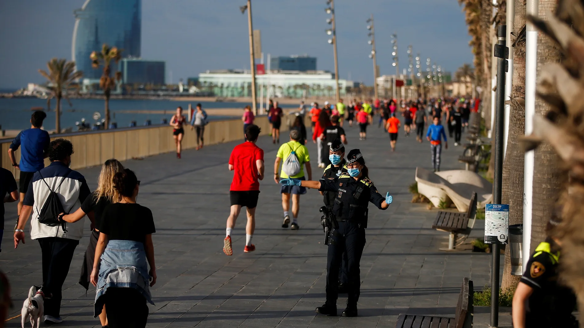 Miles de españoles salen por primera vez, desde que se decretó el estado de alarma, a hacer deporte y a pasear